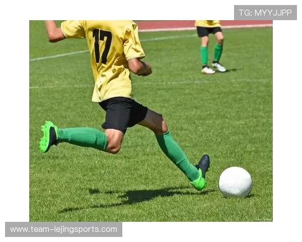 足球巨星亲自示范 从基础到进阶教你掌握足球技巧与战术