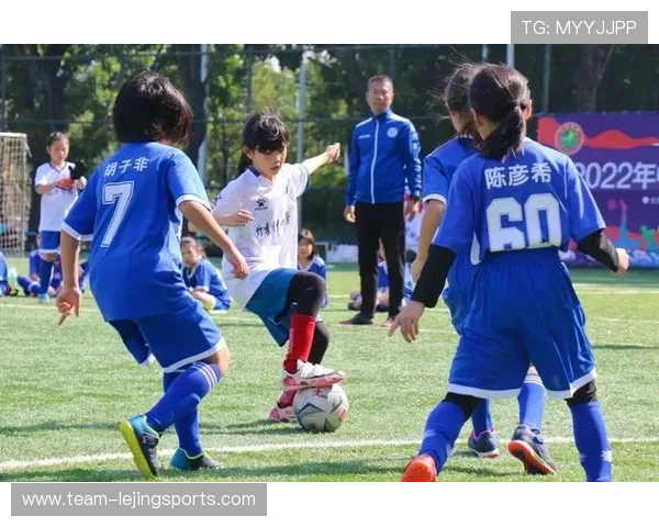 足球明星的儿女主播身份曝光 引发网友热议她的精彩表现与家庭背景