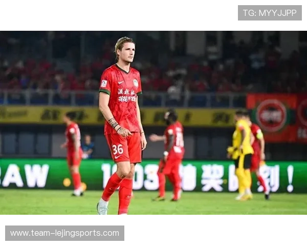 足球球星红牌风云榜：盘点历史上最具争议的十张红牌事件